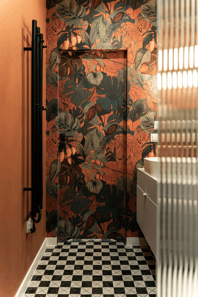 Aranżacja lazienki z tapetą z egzotycznymi roslinami, projekt Kovvalskiej.png