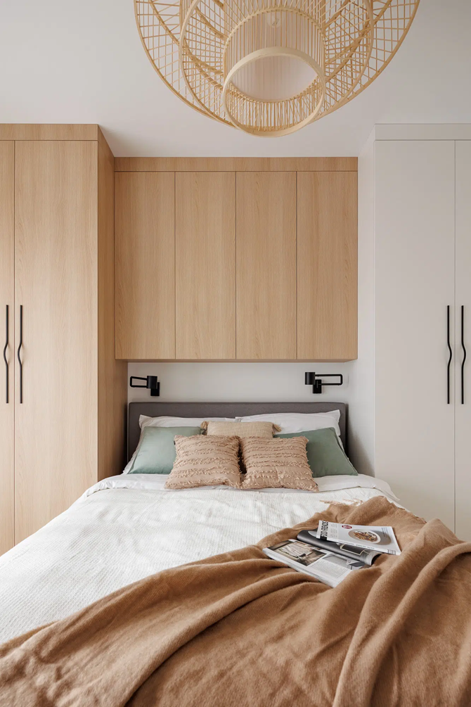 Sypialnia Japandi z biało-drewnianymi zabudowami Decoroom