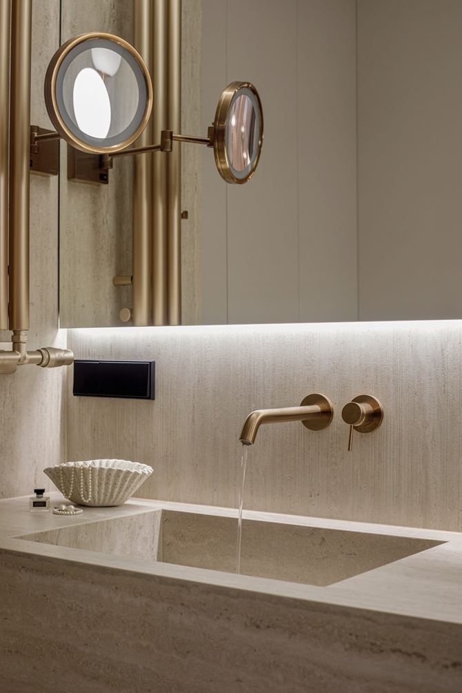 Bateria podtynkowa w łazience na tle trawertynowych płytek.jpg