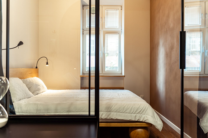 Beżowo-brązowa sypialnia, projekt Kovvalskiej.png