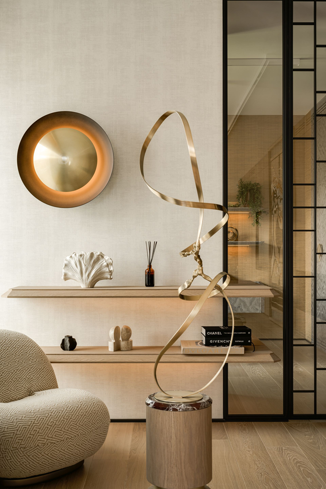 beżowy salon z rzeźbą, projekt modeko.studio.png