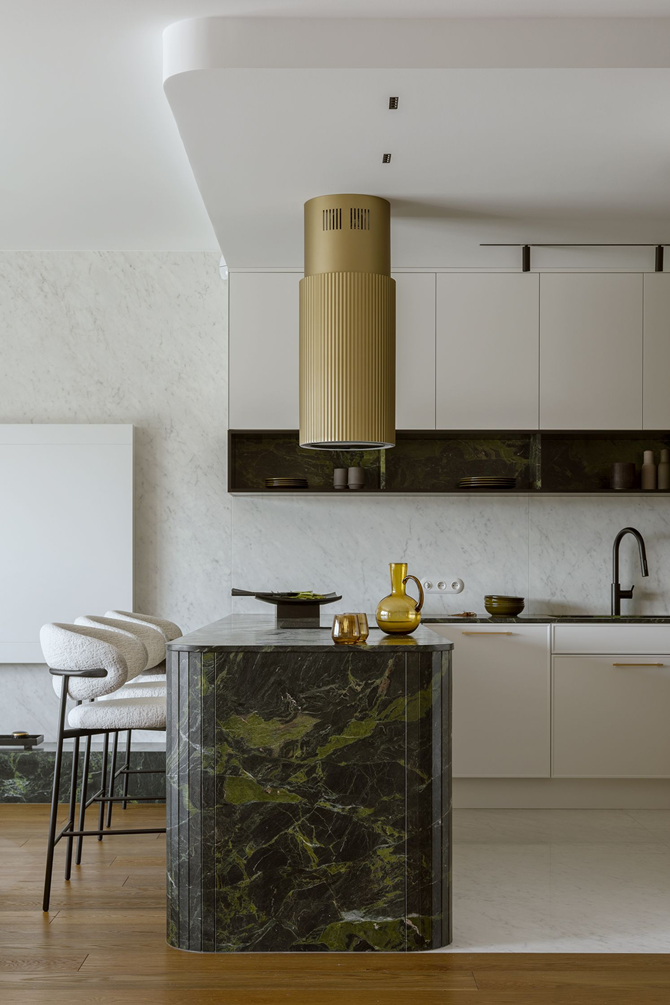 biała kuchnia z wyspą wykończoną ciemnym kamieniem, projekt Artewizjon.png