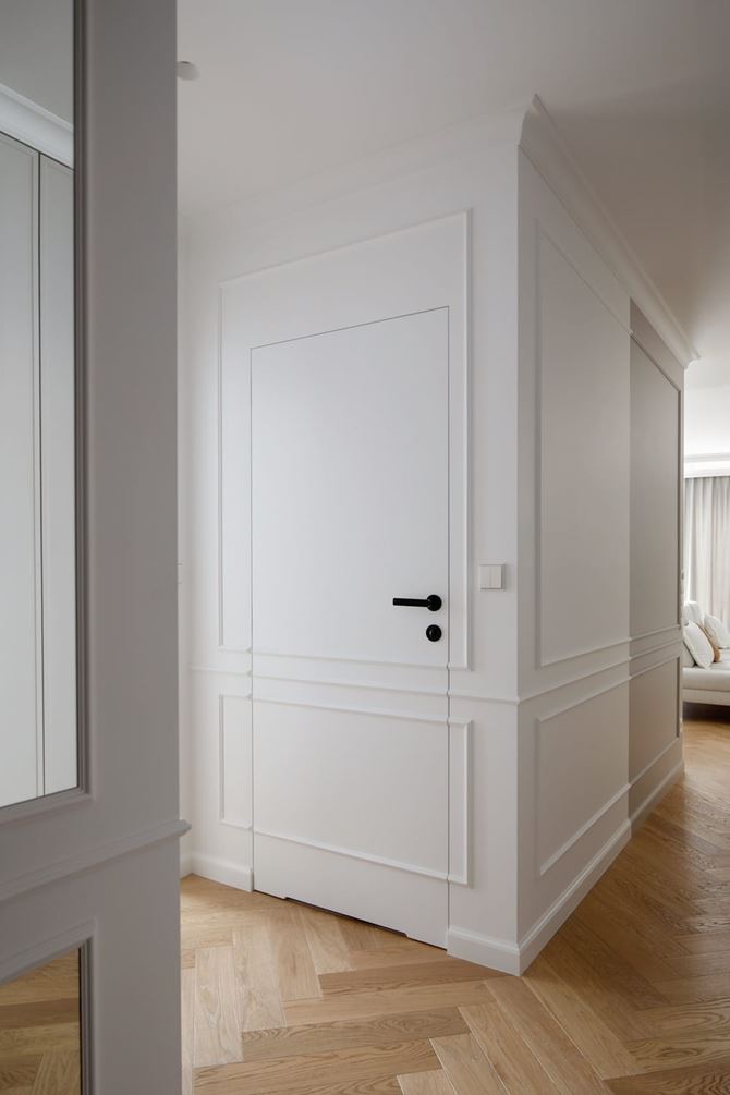 Białe drzwi i podłoga w jodełkę. Projekt Kaim Work.jpg