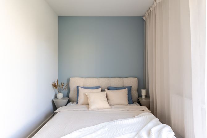 Biało-niebieska sypialnia w bloku, projekt Decoroom fot Anna Staniszewska, Studio Aspekt.jpg