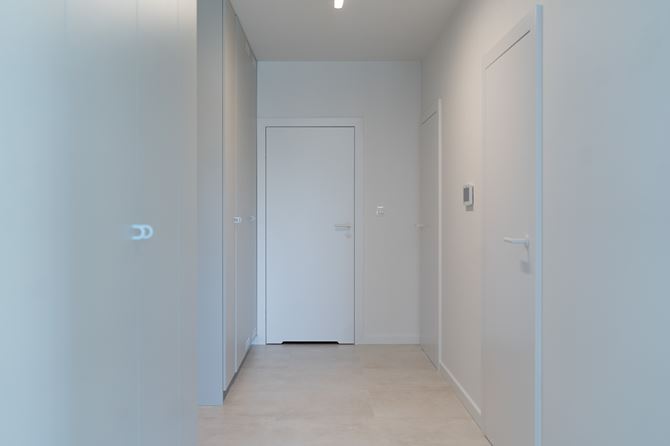 Biały, minimalistyczny korytarz, projekt Decoroom fot Anna Staniszewska, Studio Aspekt.jpg