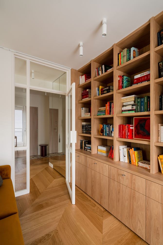 Biblioteczka w salonie- projekt - Hanna Pietras Architects- zdjecia - MOOD AUTHORS -.jpg