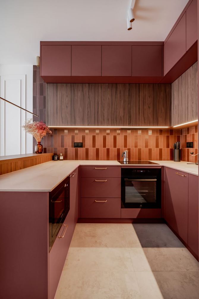 Bordowa zabudowa kuchenna i jasne blaty. Realizacja Deer Design_fot. Zagórny Studio (19).jpg