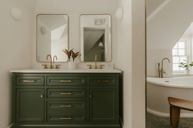 Klasyczna łazienka bez płytek na ścianie