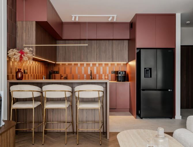 Burgundowe wnętrze w stylu modern classic 