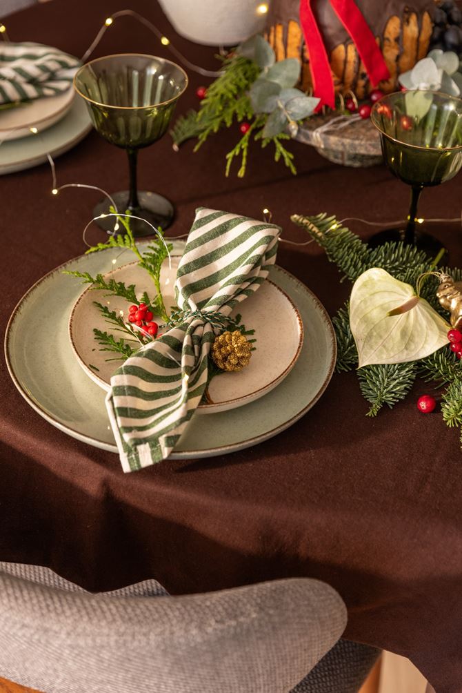 Dekoracja stołu na Boże Narodzenie. Projekt Decoroom fot. Pion Poziom.jpg