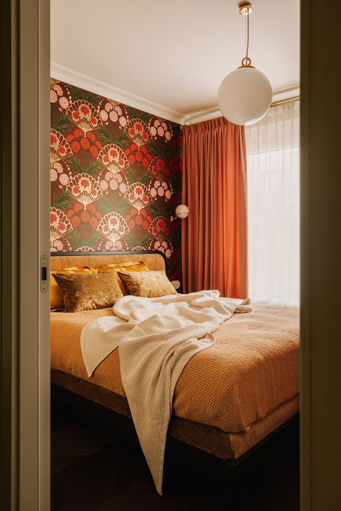 Dekoracyjna tapeta za łóżkiem. Projekt Pracownia Buduar,  Zdjecia-Migdał Studio (15)-min.jpg