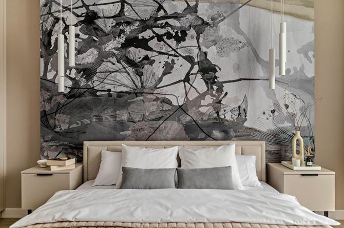 Dekoracyjna tapeta za łózkiem w sypialni.jpg