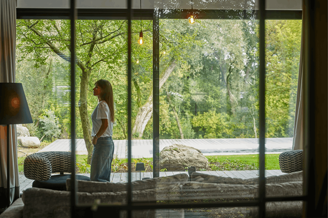 Dom Agnieszki Dygant - salon z przeszkleniami.png