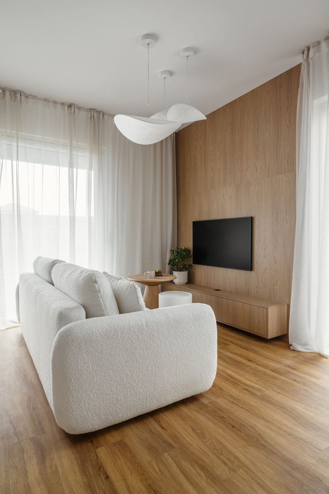 drewniana sciana z tv w salonie - projekt Decoroom, fot. Kamila Markiewicz-Lubańska-Wnętrza w Obiektywie  (7).jpg