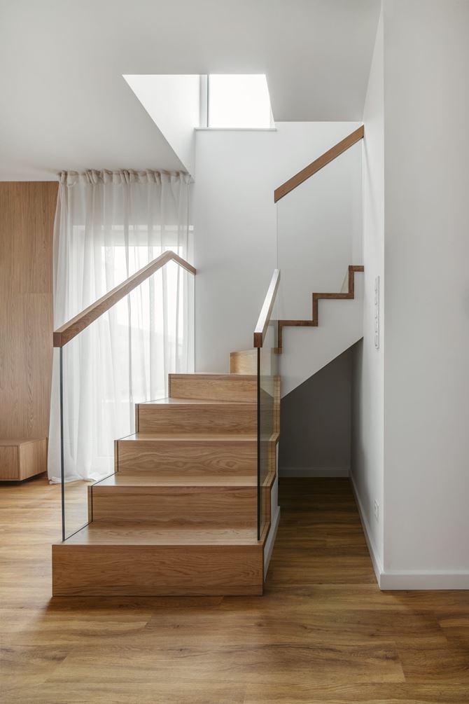 Drewniane schody w domu - projekt Decoroom, fot. Kamila Markiewicz-Lubańska-Wnętrza w Obiektywie  (8).jpg
