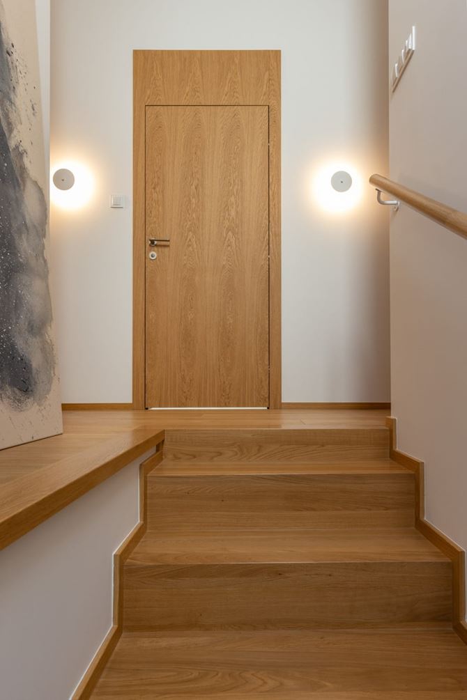 Drewniane schody w domu. Projekt Decoroom, fot. Marta Behling, Pion Poziom (11).jpg