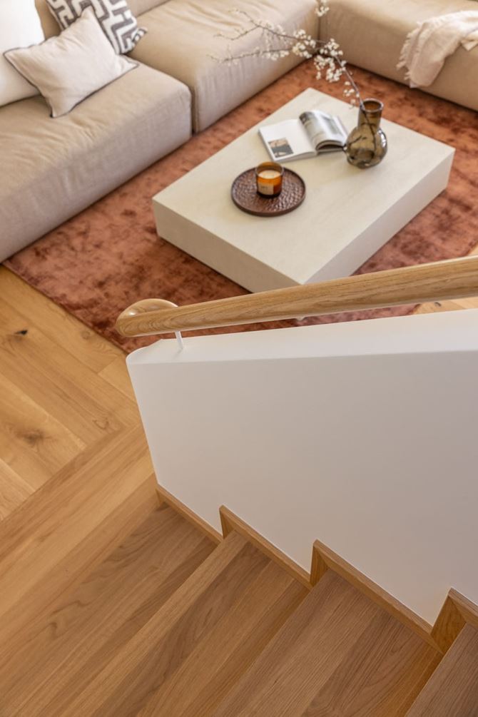 Drewniane schody w domu. Projekt Decoroom, fot. Marta Behling, Pion Poziom (15).jpg