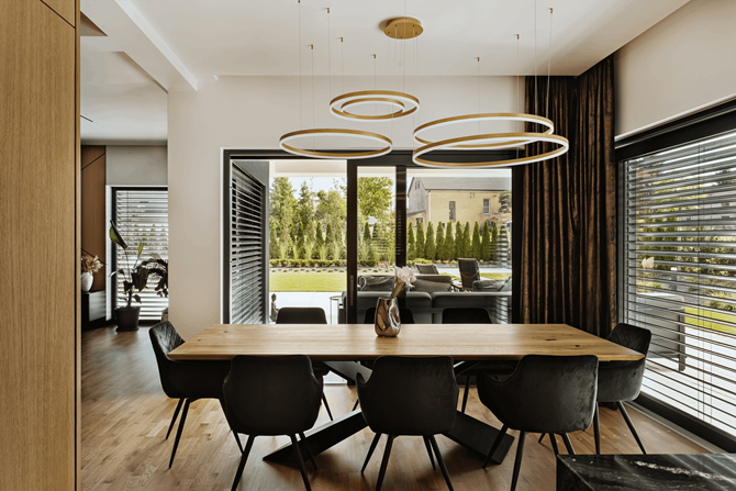 Duży stół jadalny w aranżacji domu projektu AVO Architects.png