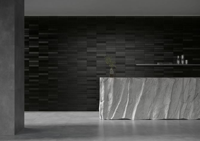 Czarne cegiełki i szary beton w aranżacji przestrzeni recepcji