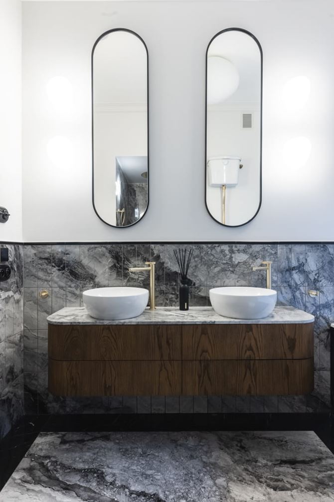 Dwie umywalki i dwa lustra w łazience. Proj. masz.design_fot. Adam Burdyło.jpg