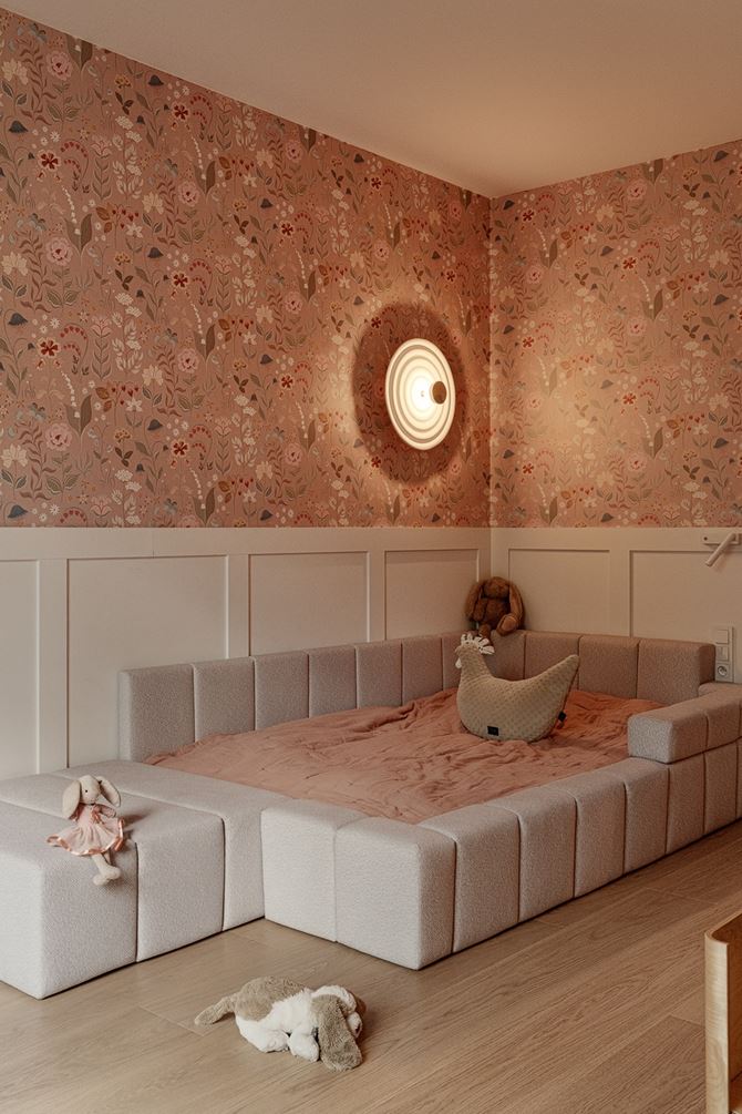 Dziewczęcy pokój z różową tapetą, projekt SAAN Architects.jpg