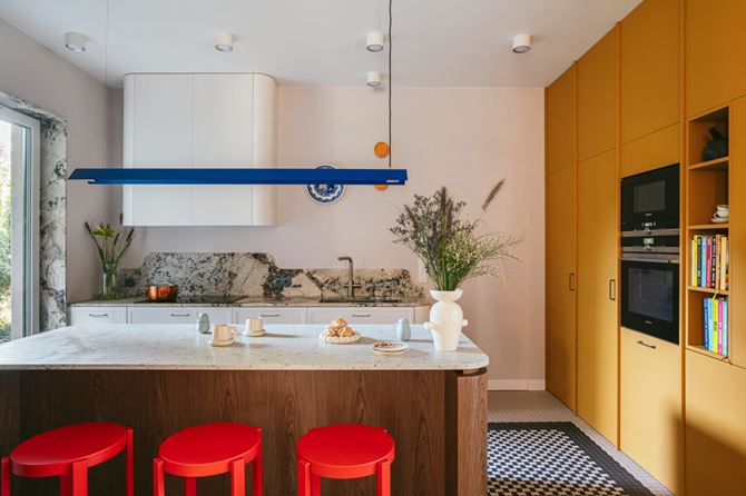 Eklektyczna kuchnia z wyspą. Projekt.Hanna Pietras Architect. Fot.KRONIKI.jpg