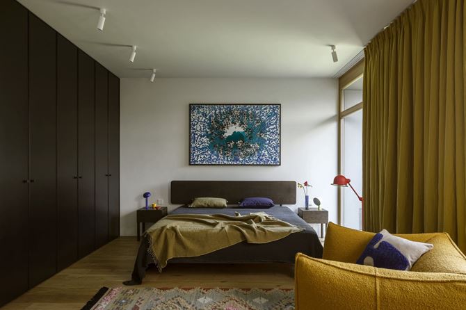 Eklektyczna sypialnia w kolorze. Projekt Poco Design.jpg