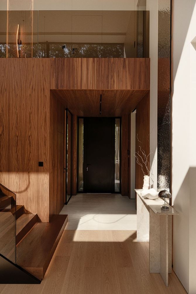 Elegancki korytarz w drewnie, projekt SAAN Architects.jpg