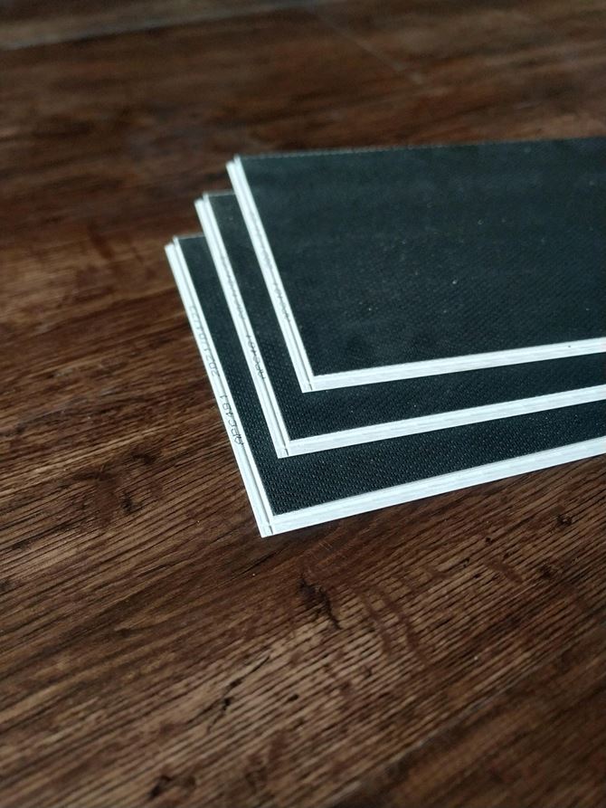 Detal podłogowych paneli winylowych