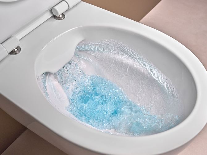 Wnętrze miski WC bez kołnierza Geberit. Spłukiwanie wody