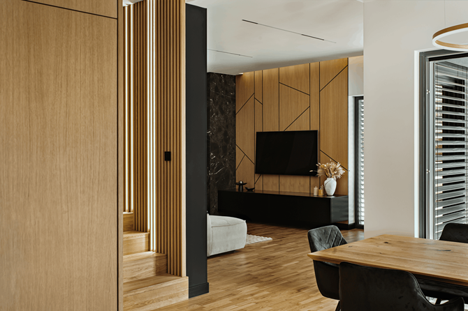 Geometryczna ściana telewizyjna w drewnie w projekcie AVO Architects