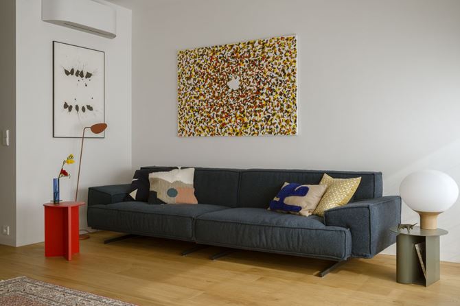 Granatowa sofa w salonie. Projekt Poco Design.jpg