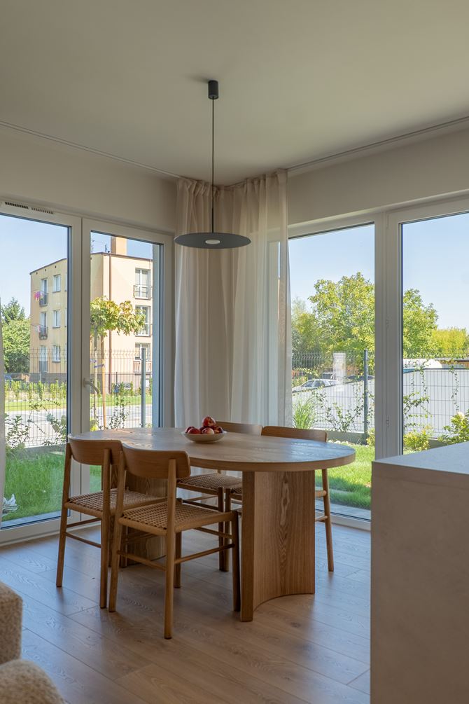 Jadalnia z drewnianym stołem przy oknie, projekt Decoroom fot Anna Staniszewska, Studio Aspekt.jpg