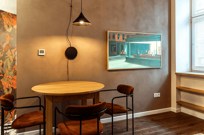 Jadalnia z obrazem i okraglym stolikiem, projekt Kovvalskiej.png