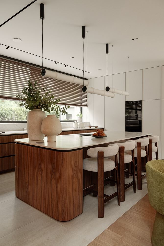 Jasna kuchnia z wyspą, projekt SAAN Architects.jpg