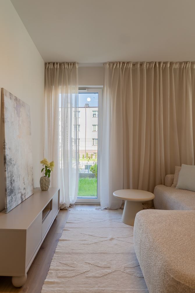 Jasna strefa dzienna w mieszkaniu pokazowym, projekt Decoroom fot Anna Staniszewska, Studio Aspekt.jpg