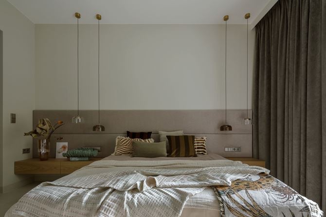 Jasna sypialnia w beżach. Projekt HOLA Design. Fot. Yassen Hristov.jpg