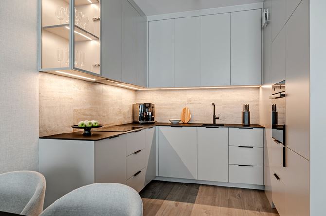 Jasna zabudowa kuchenna w mieszkaniu.jpg