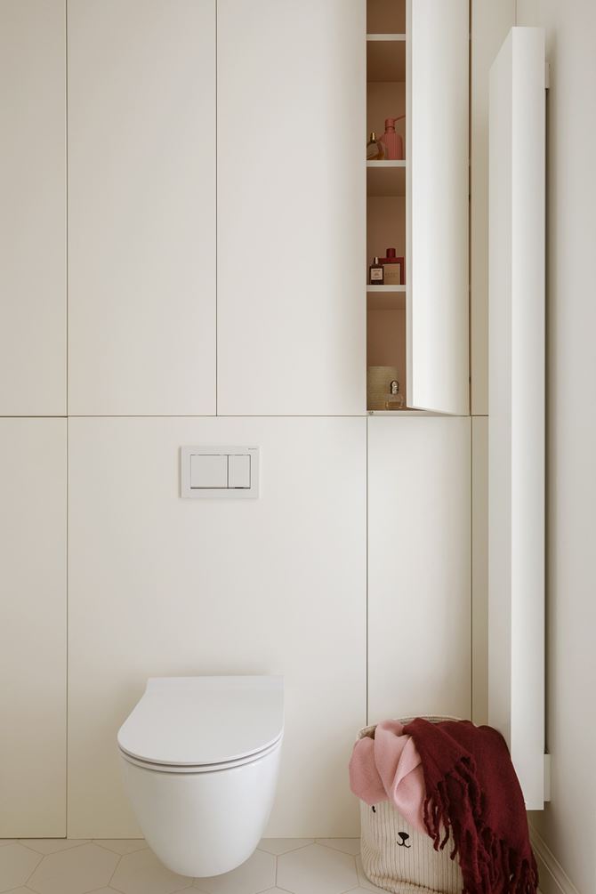 jasna-zabudowa-meblowa-w-lazience-Mieszkanie w Brwinowie -projekt Tilla Architects (8)-min.jpg