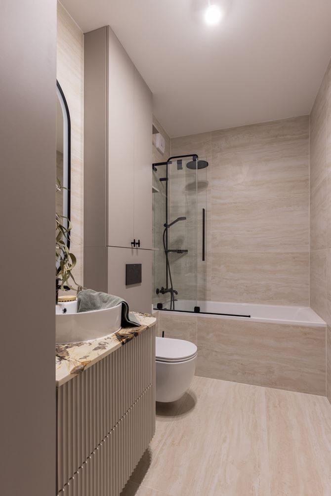 Jasne płytki w łazience. Projekt Decoroom fot. Pion Poziom.jpg