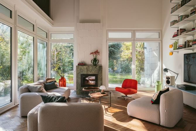 Jasny salon w domu. Projekt.Hanna Pietras Architect. Fot.KRONIKI.jpg