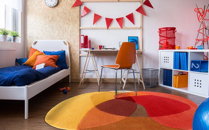 Wielokolorowy pokój chłopca w wieku szkolnym