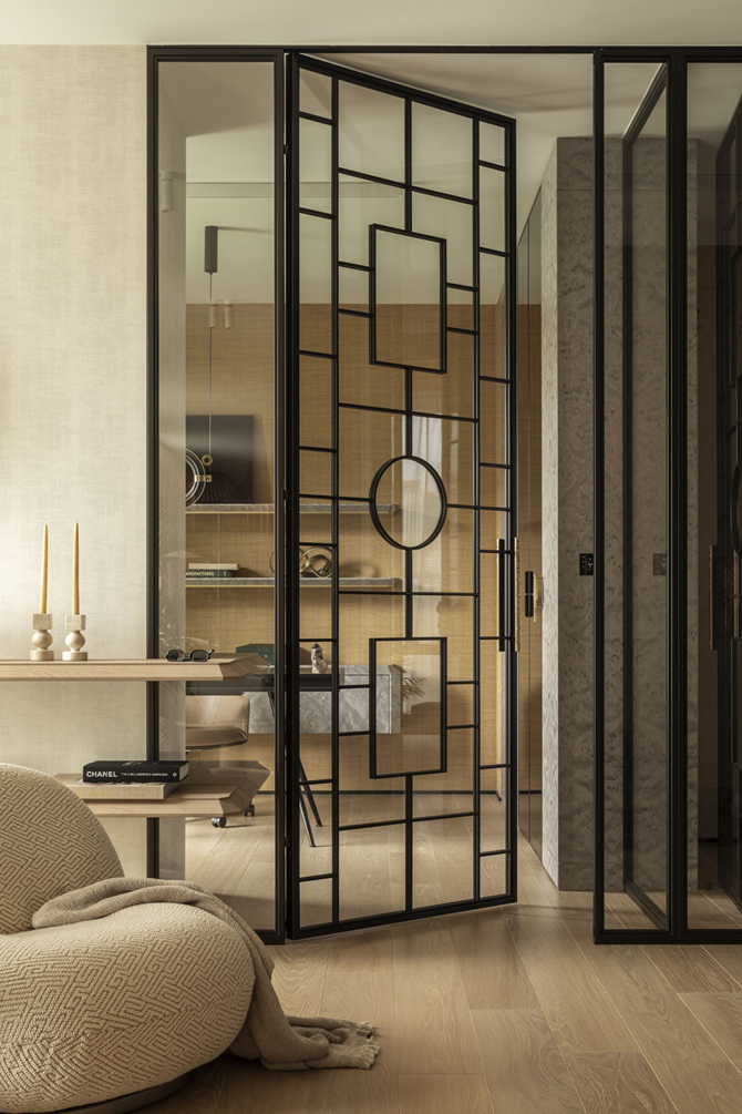 Korytarz z przeszklonymi drzwiami z czarnymi szprosami, projekt modeko.studio.png