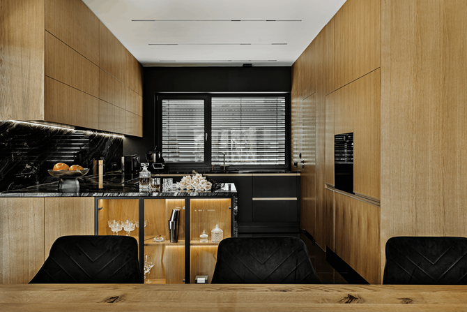 Kuchnia z drewnem, kamieniem i witryną w półwyspie, projekt AVO Architects