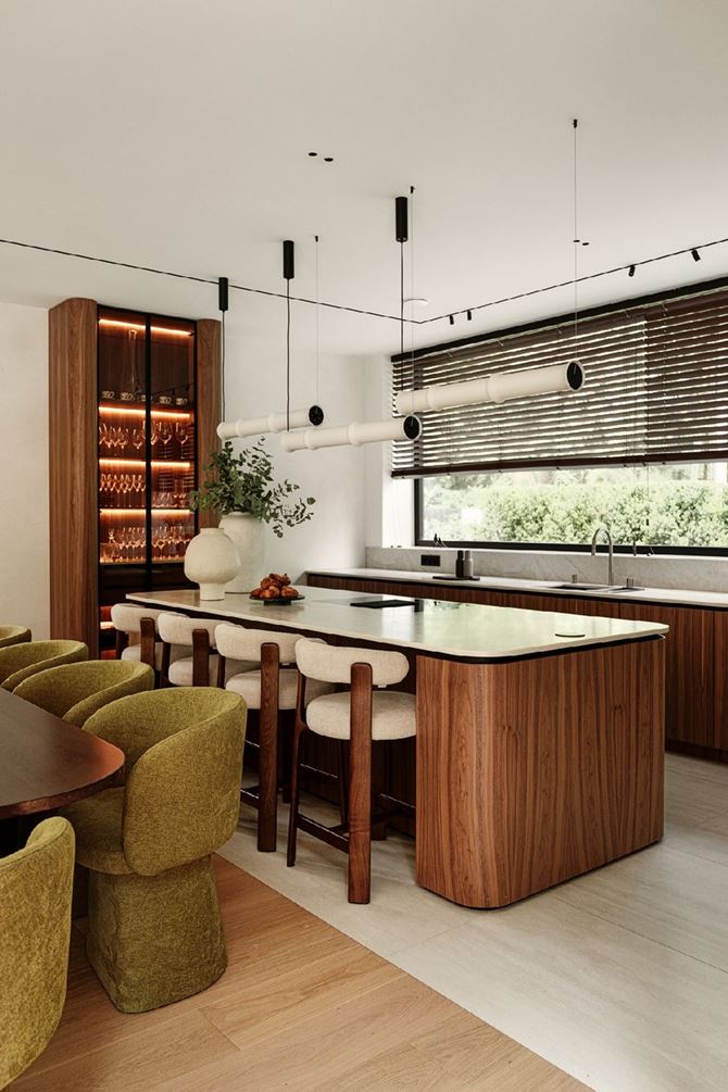 kuchnia z wyspą w drewnie, projekt SAAN Architects.jpg