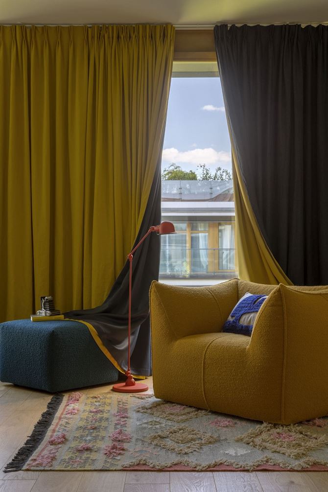 Kultowy fotel w sypialni. Projekt Poco Design.jpg