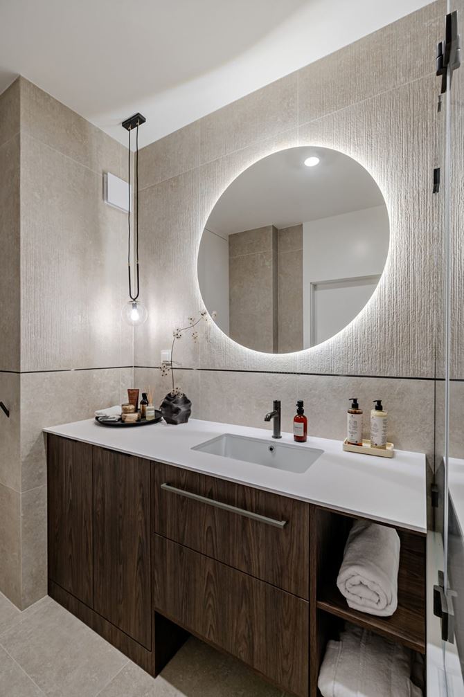 Lustro LED w łazience nad umywalką.jpg