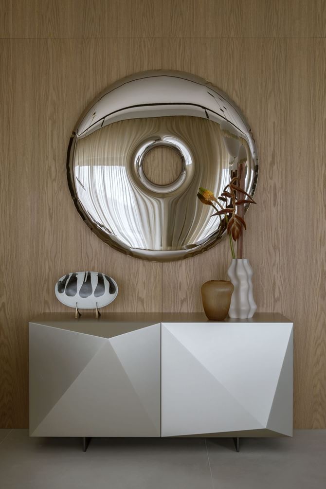 Lustro na korytarzu nad komodą. Projekt HOLA Design. Fot. Yassen Hristov.jpg