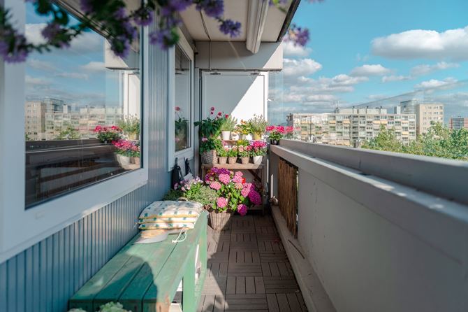 Wąski balkon w bloku z miejscem do siedzenia