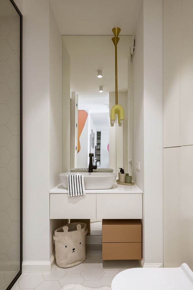 mala-jasna-lazienka-Mieszkanie w Brwinowie -projekt Tilla Architects (6)-min.jpg